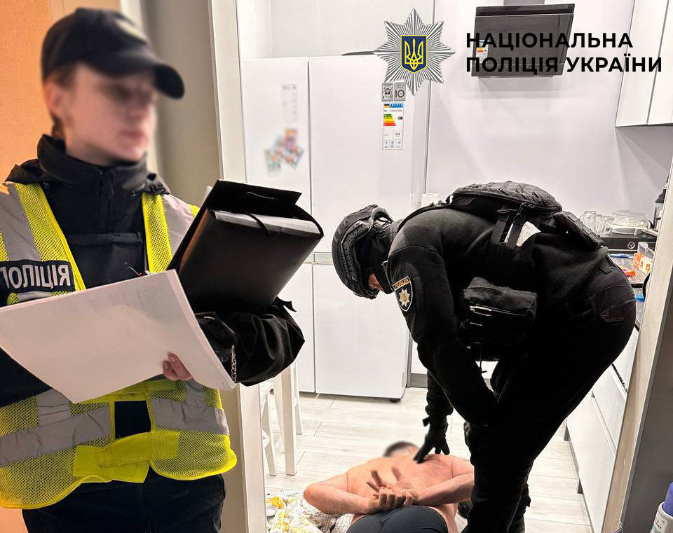 У Києві чоловік влаштував стрілянину біля під’їзду житлового будинку: є поранені (фото)