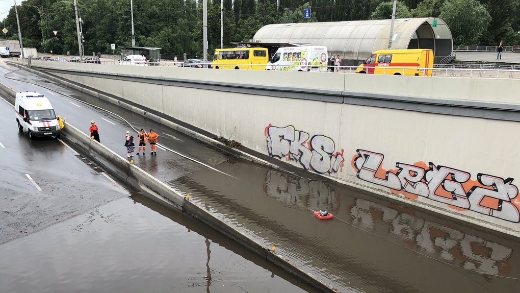 У Києві на Дорогожичах сталася аварія водопровідної мережі: рух транспорту перекрито