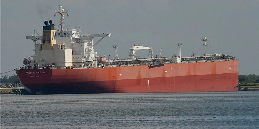 Біля берегів Франції спецпризначенці затримали російський нафтовий танкер (відео)