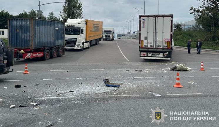 Поблизу Львова зіткнулися вантажівка та маршрутка: багато постраждалих, серед них — дитина (фото)