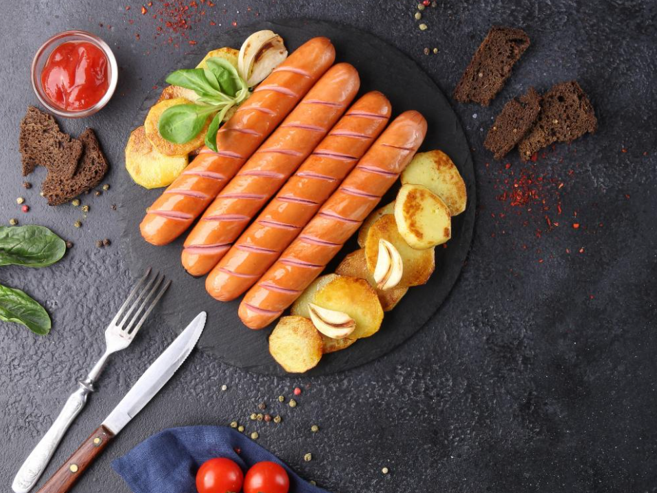 Смачніші, ніж з магазину: як приготувати домашні курячі сосиски