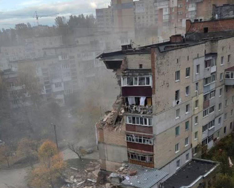 У Хмельницькому у багатоповерхівці стався вибух газу: зруйновано квартири (фото, відео)