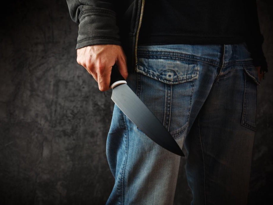 Вдарив ножем у живіт: у Дніпрі чоловік зарізав підлітка на дитячому майданчику