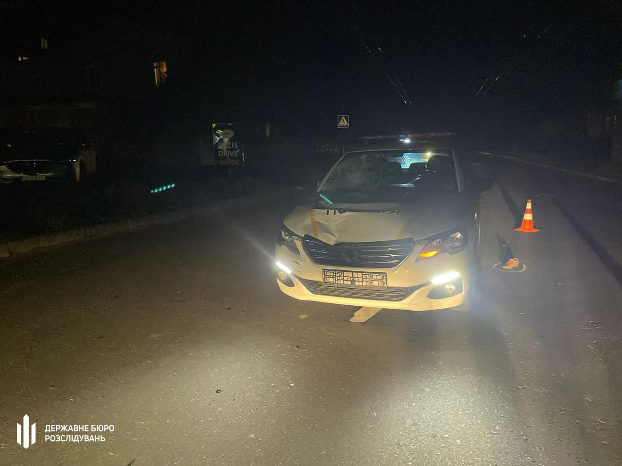 У Чернігові поліцейський на смерть збив військового на пішохідному переході: фото з місця події