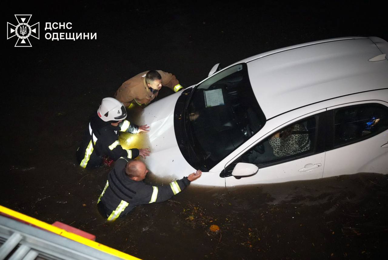 Негода в Одесі: рятувальники знайшли тіло зниклої дівчини та повідомили про загибель цілої сім'ї