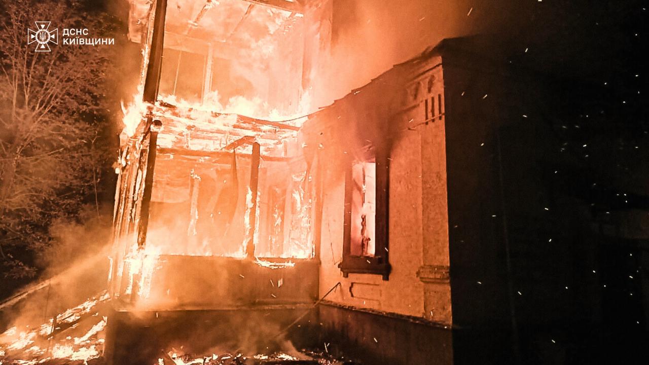 Наслідки нічної атаки по Київщині: спалахнула масштабна пожежа, є постраждалий (фото)