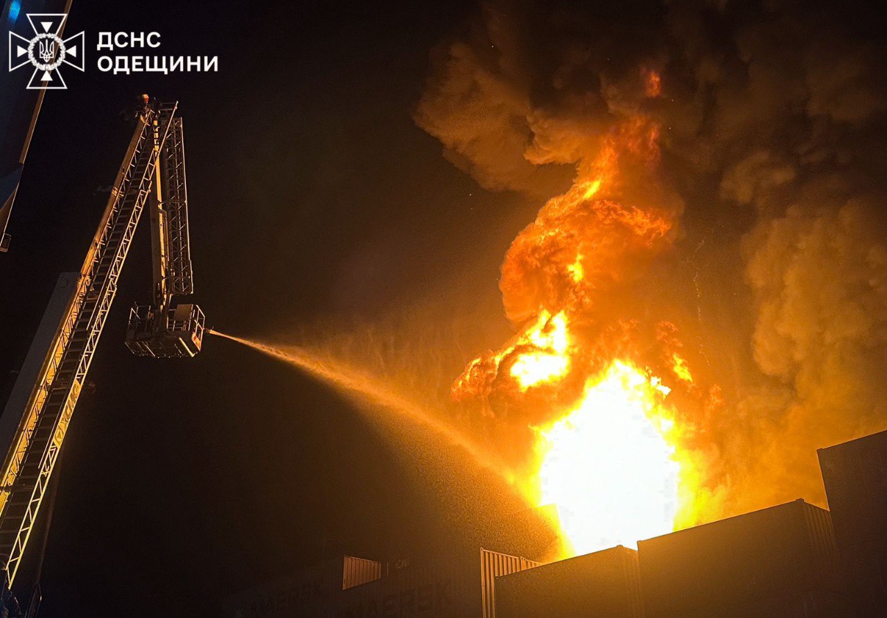 Атака дронів спричинила масштабні пожежі на Одещині: є проблеми зі світлом (фото, відео)