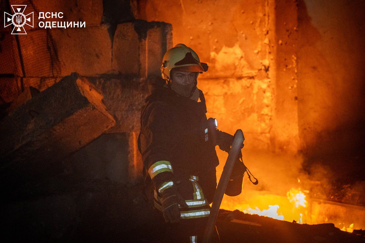 Рятувальники показали наслідки нічної атаки РФ на Одесу: жахливі кадри