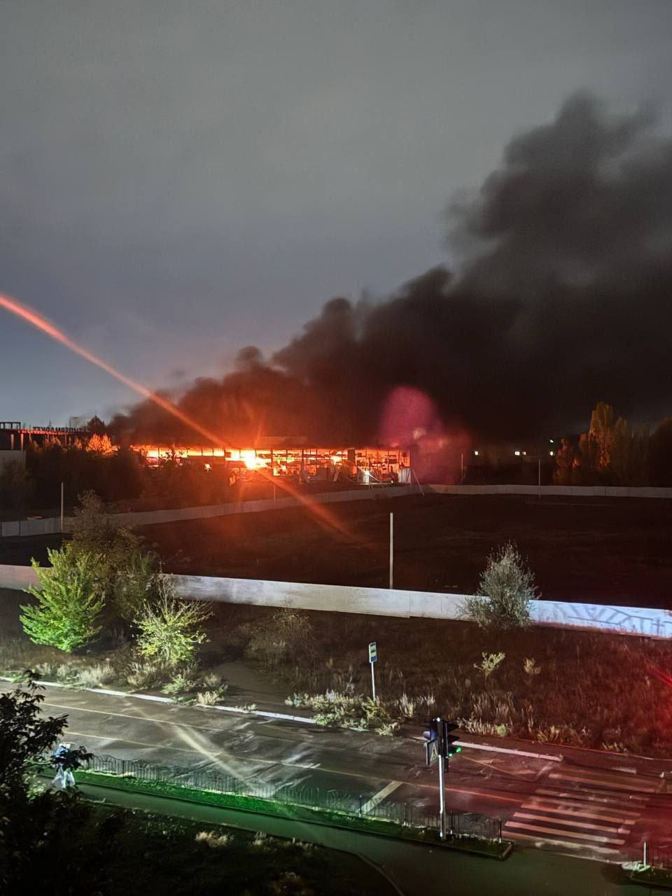 У тимчасово окупованому Донецьку пролунали вибухи та спалахнула пожежа (фото, відео)