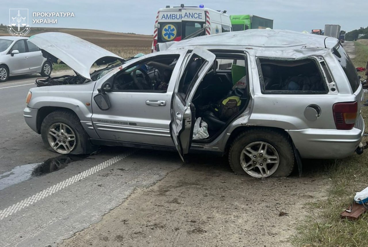 На Львівщині автівка злетіла у канаву та перекинулася: є загиблі (фото)