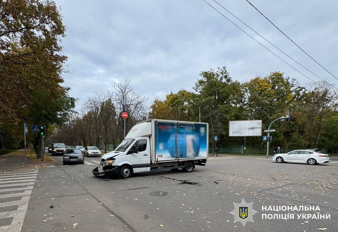 У Києві через ДТП авто відкинуло на тротуар: травмовано п'ятеро людей, серед них — діти (фото)