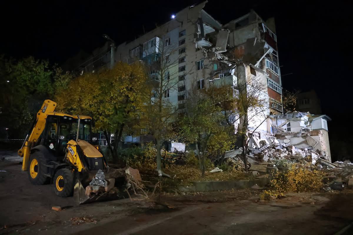 Вибух у Хмельницькому: під завалами багатоповерхівки шукають жінку (фото)