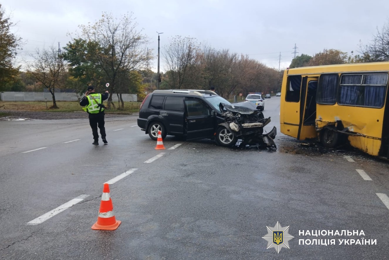 На Кіровоградщині зіткнулися позашляховик та автобус: багато постраждалих (фото)