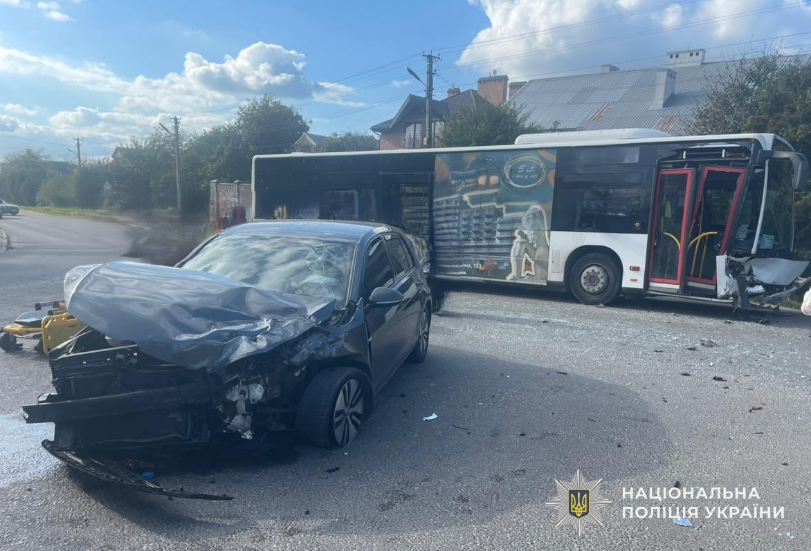 Поблизу Львова зіткнулися маршрутка та авто: багато постраждалих (фото)