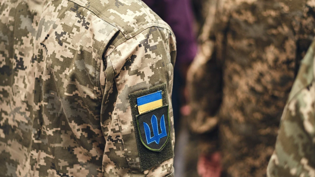 Чоловік вчинив самокаліцтво у вбиральні ТЦК Дніпра, його госпіталізували: коментар військових