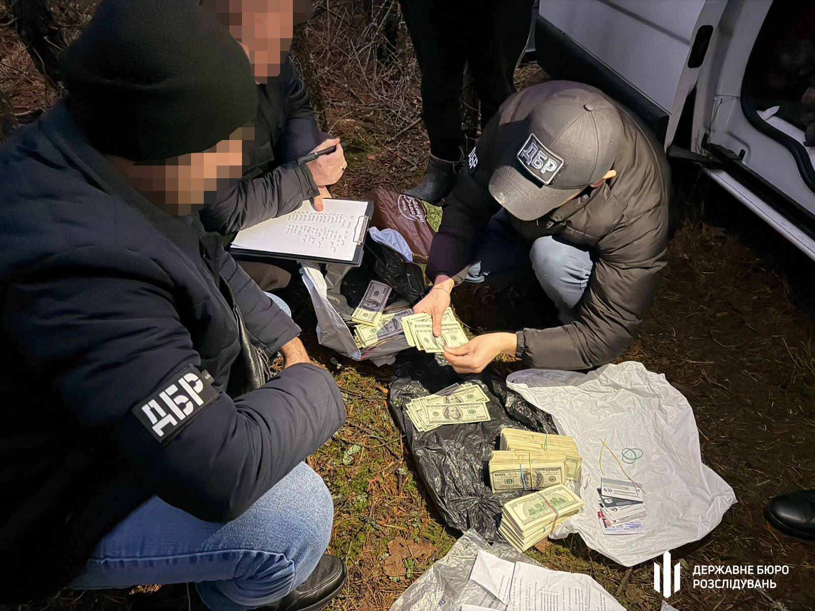 Украв гроші та переховувався в лісі в наметі: київському правоохоронцю повідомлено про підозру (фото, відео)