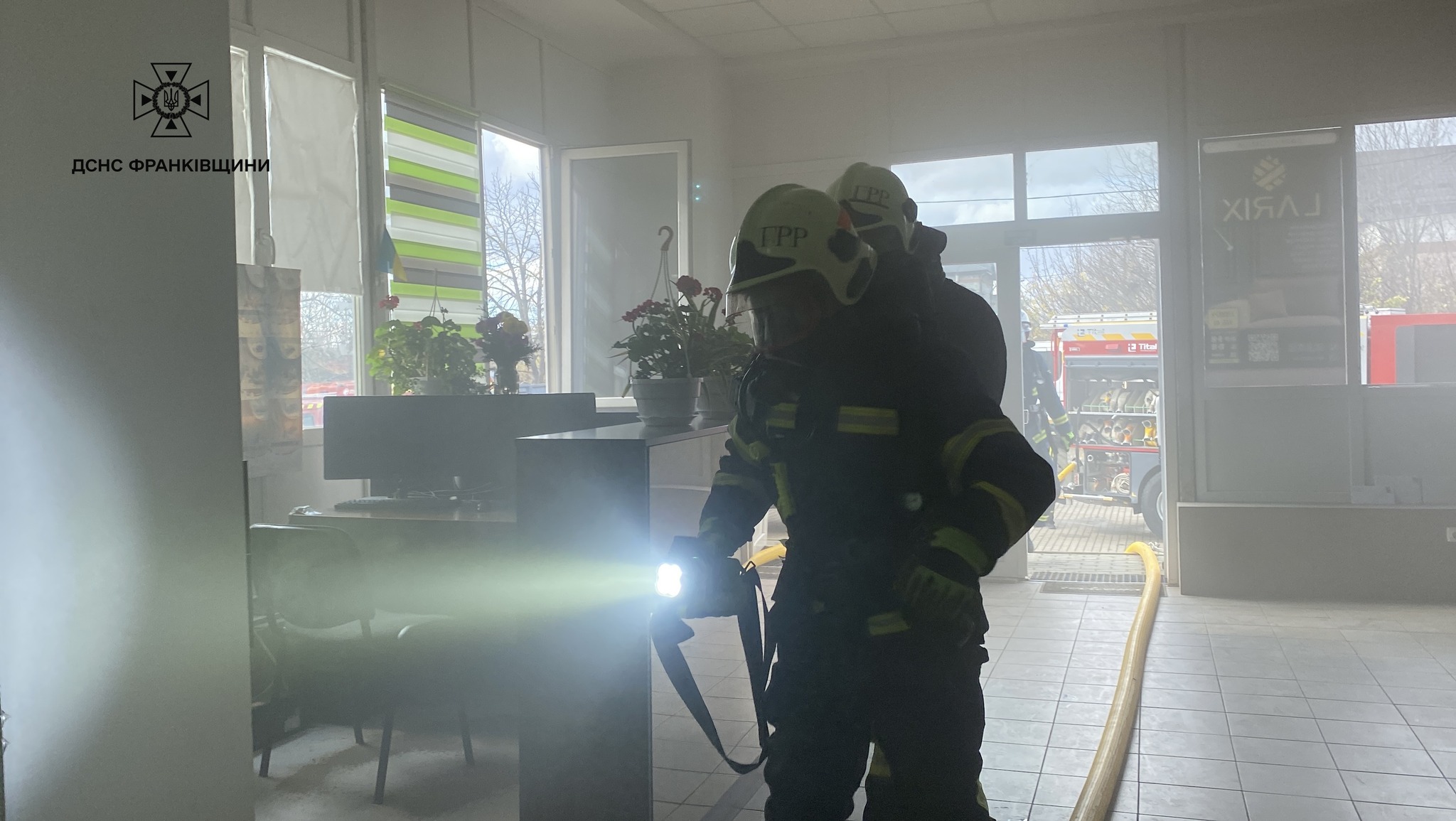 В Івано-Франківську в офісі стався вибух: є травмовані (фото, відео)