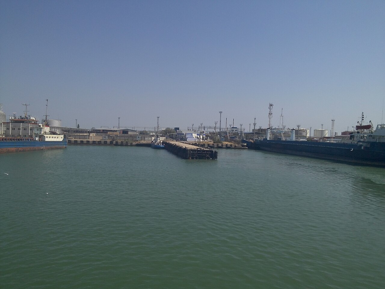 Загорівся буксир: у російському порту Кавказ сталася пожежа (фото)