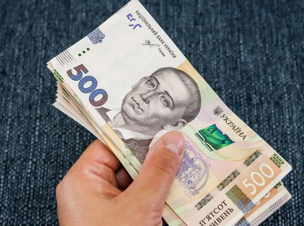 В Україні зарплати у сфері торгівлі за рік зросли на третину: де платять понад 80 тис. грн