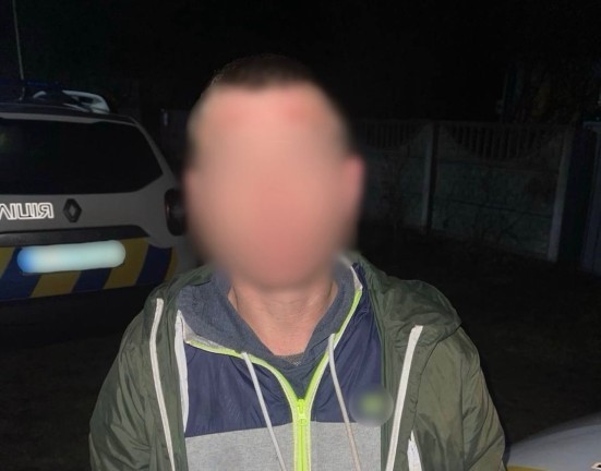 На Київщині вітчим систематично ґвалтував двох неповнолітніх падчерок