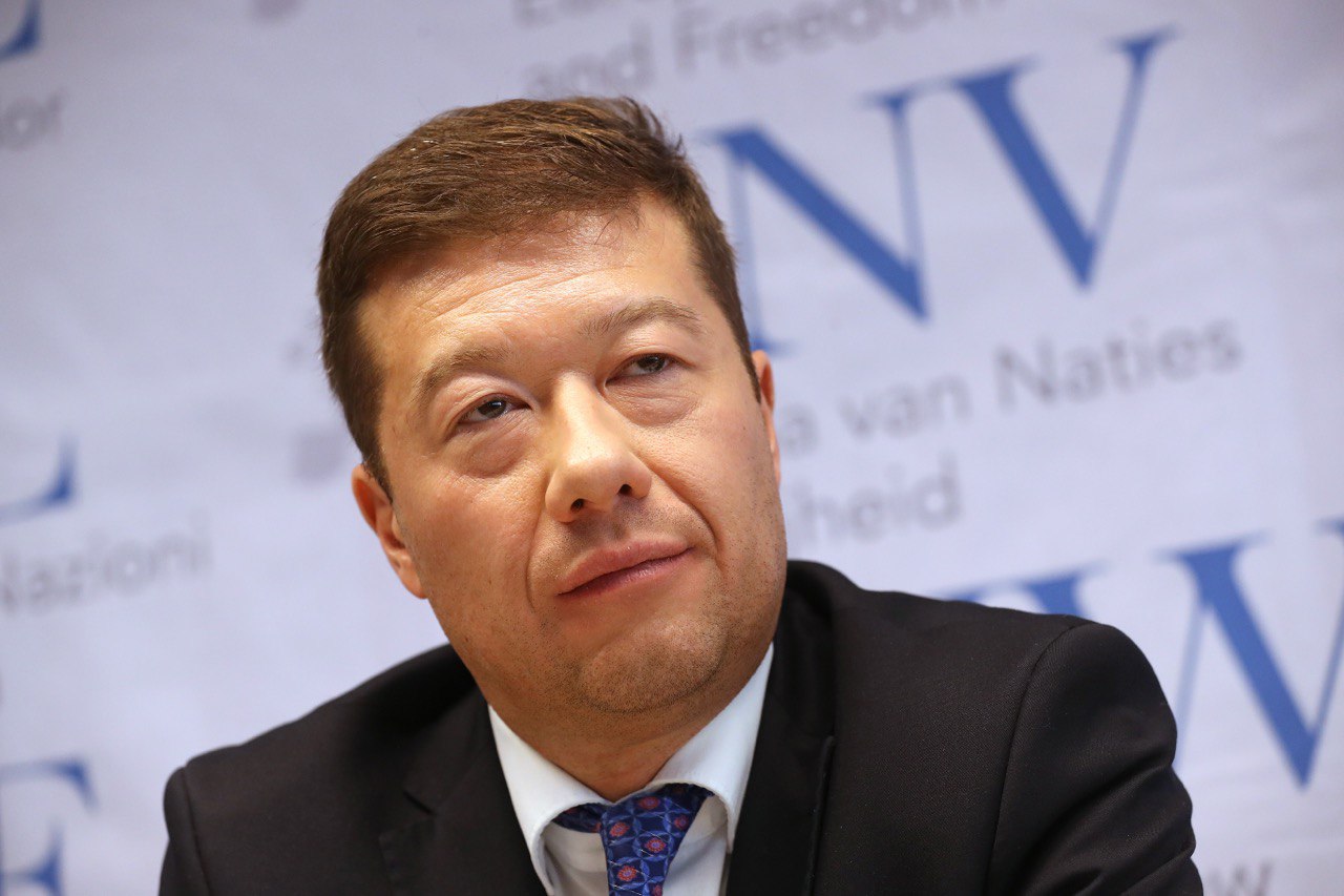 Новий спікер чеського парламенту наказав зняти з будівлі український прапор (відео)