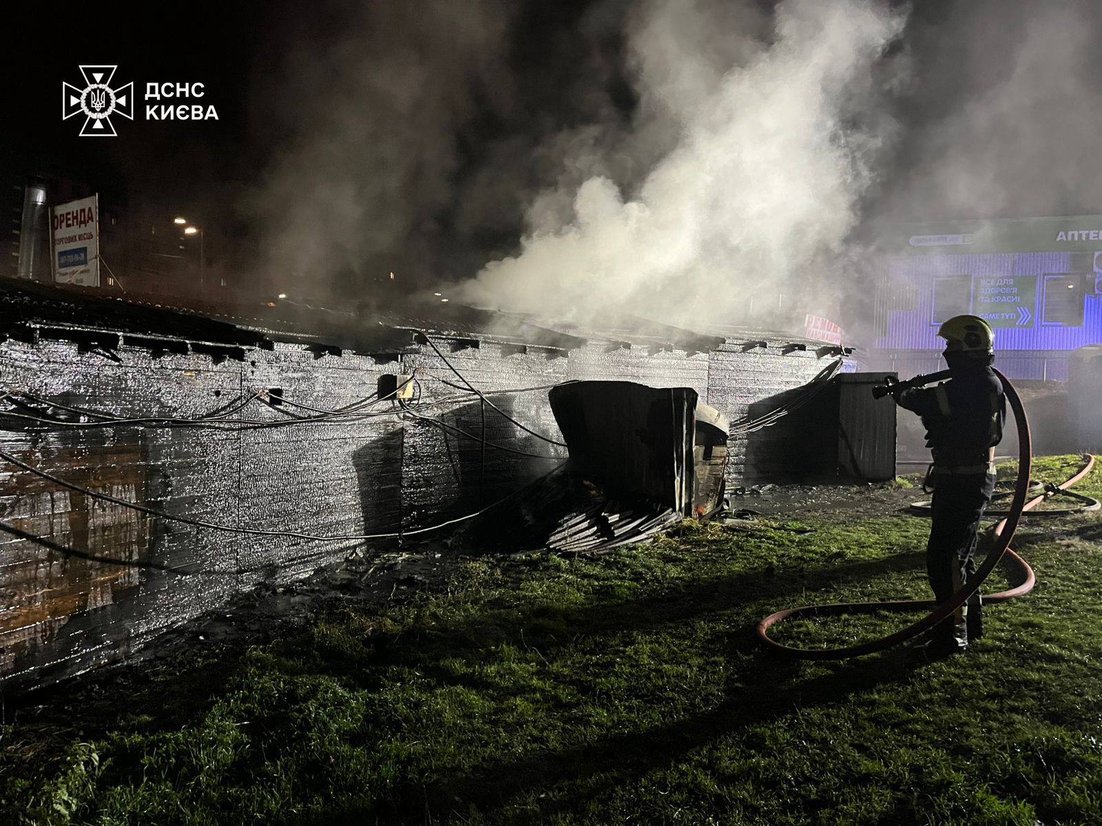 У Києві вночі горіли кіоски: перші подробиці та фото з місця події