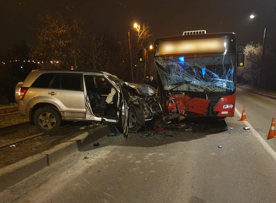 У Харкові автобус протаранив автомобіль: постраждало шестеро людей (фото)