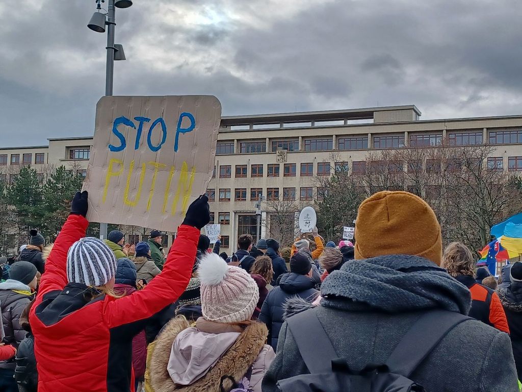 Поїздка Фіцо до Путіна в Москву: у Братиславі люди вийшли на акцію протесту (фото)