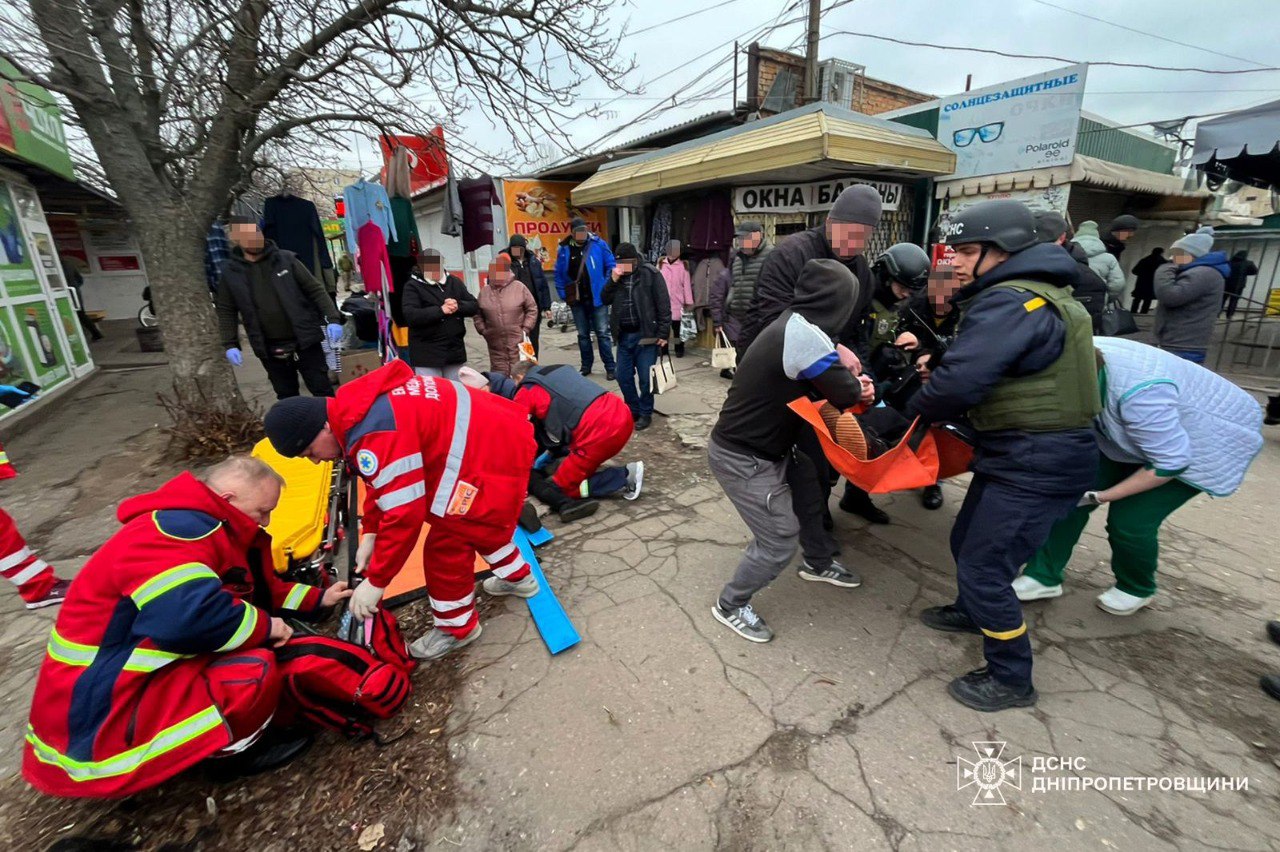 Допомога постраждалим у Нікополі. Джерело: ДСНС | Слайд 4