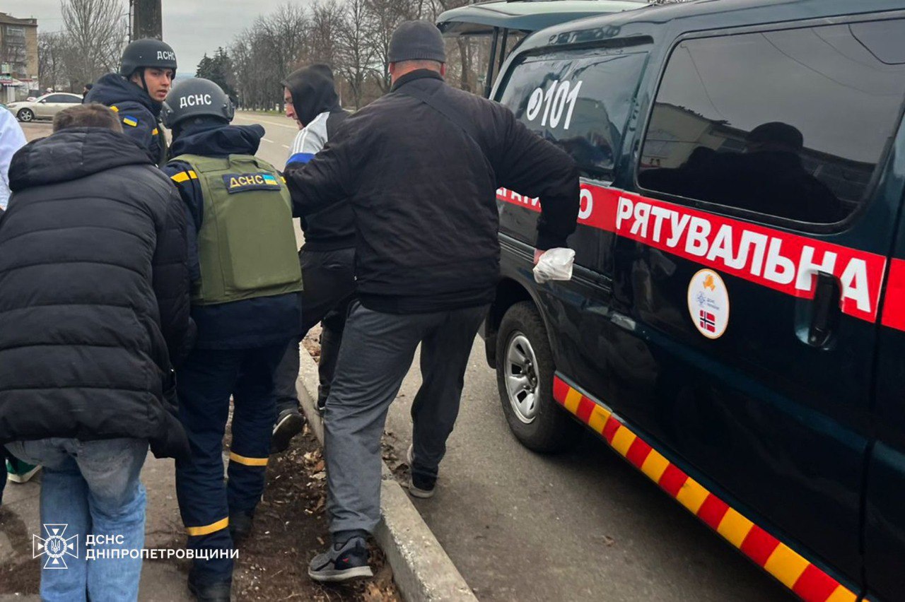 Допомога постраждалим у Нікополі. Джерело: ДСНС | Слайд 4