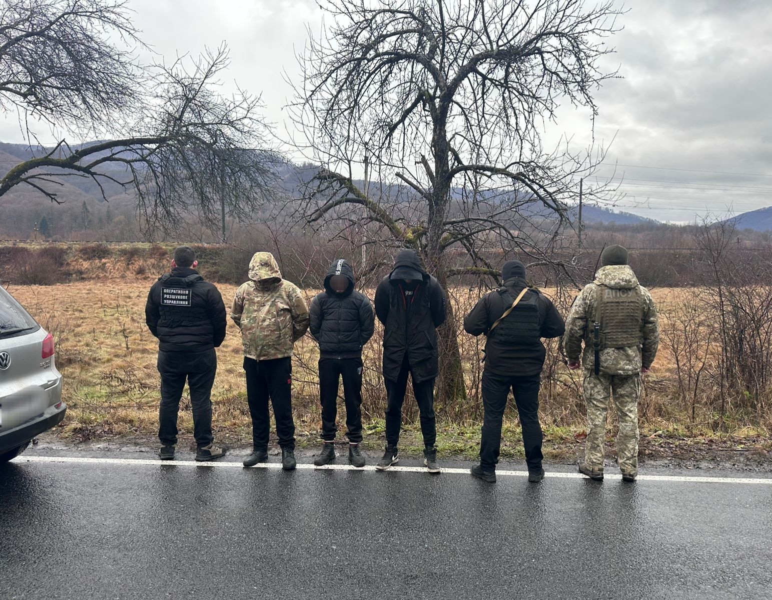 Маскувалися під траурний кортеж: на Закарпатті затримали двох ухилянтів