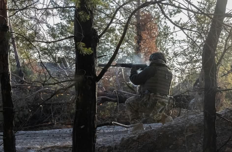 Майже 150 штурмів з початку доби: які напрямки фронту посилено атакує ворог