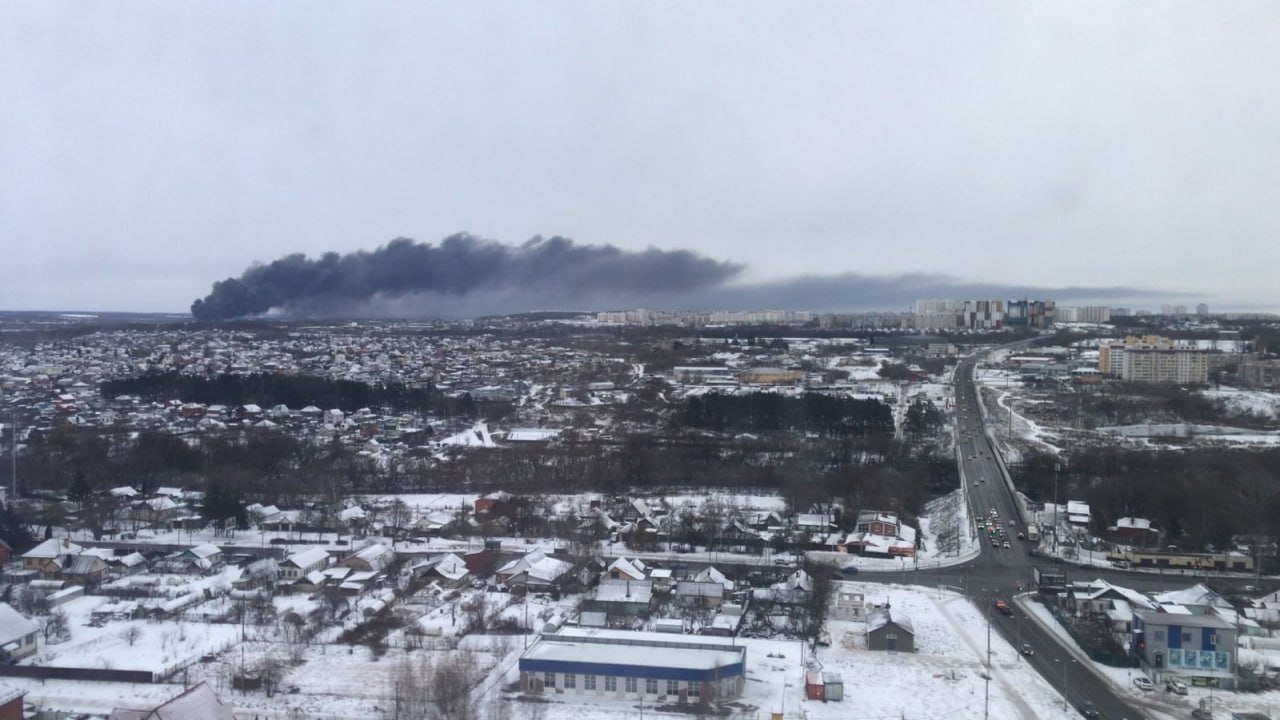 Розбитий термінал, потужна пожежа: українські військові розповіли подробиці удару по нафтобазі в Росії