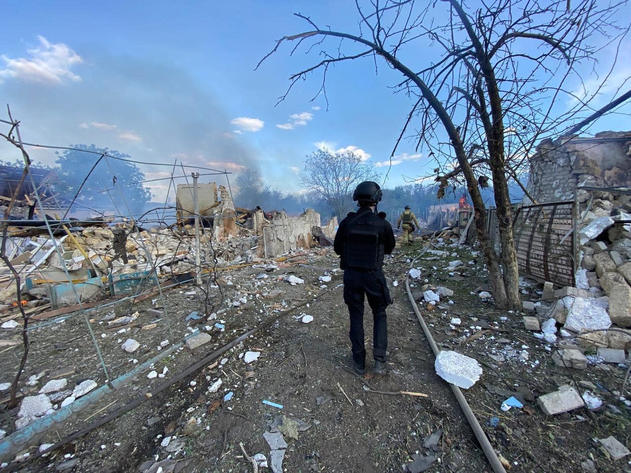 Наслідки від вибуху авіабомби в селі Моначинівка