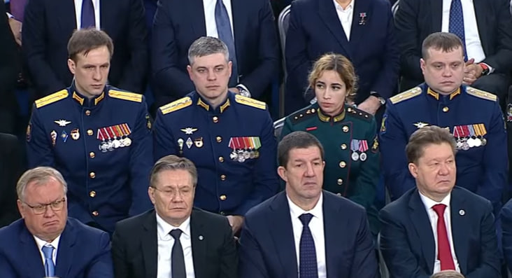 Люди в погонах присутні на виступі Путіна