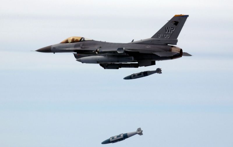 F-16 скидає керовані авіабомби системи JDAM