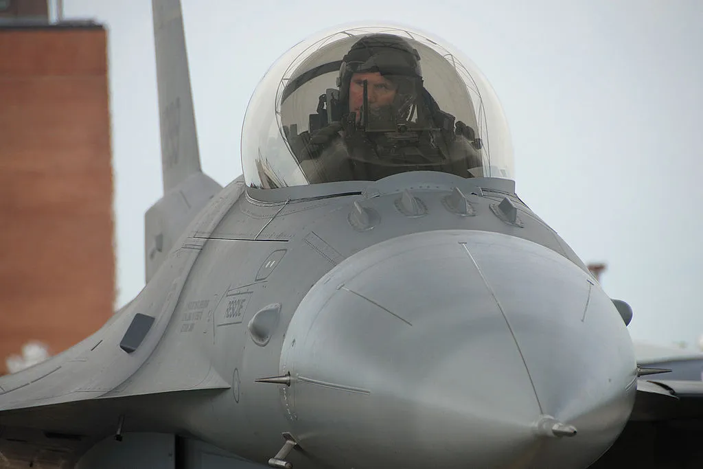 Кабіна F-16 ззовні