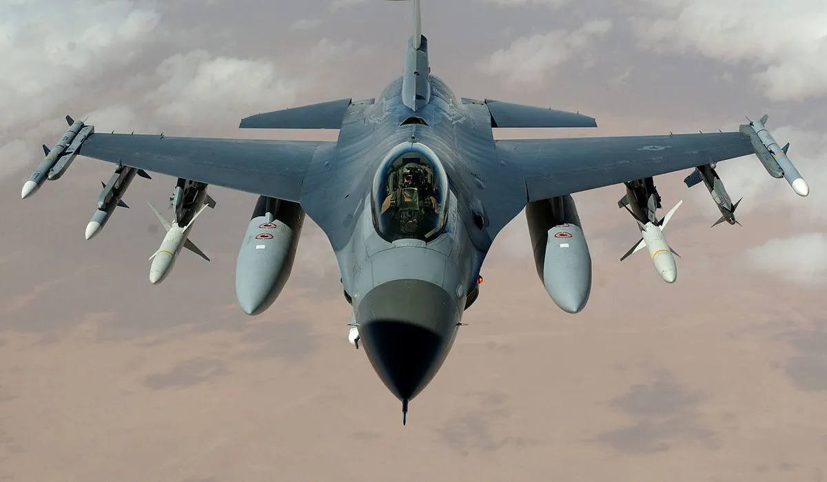 Літак F-16 з комплектом озброєння
