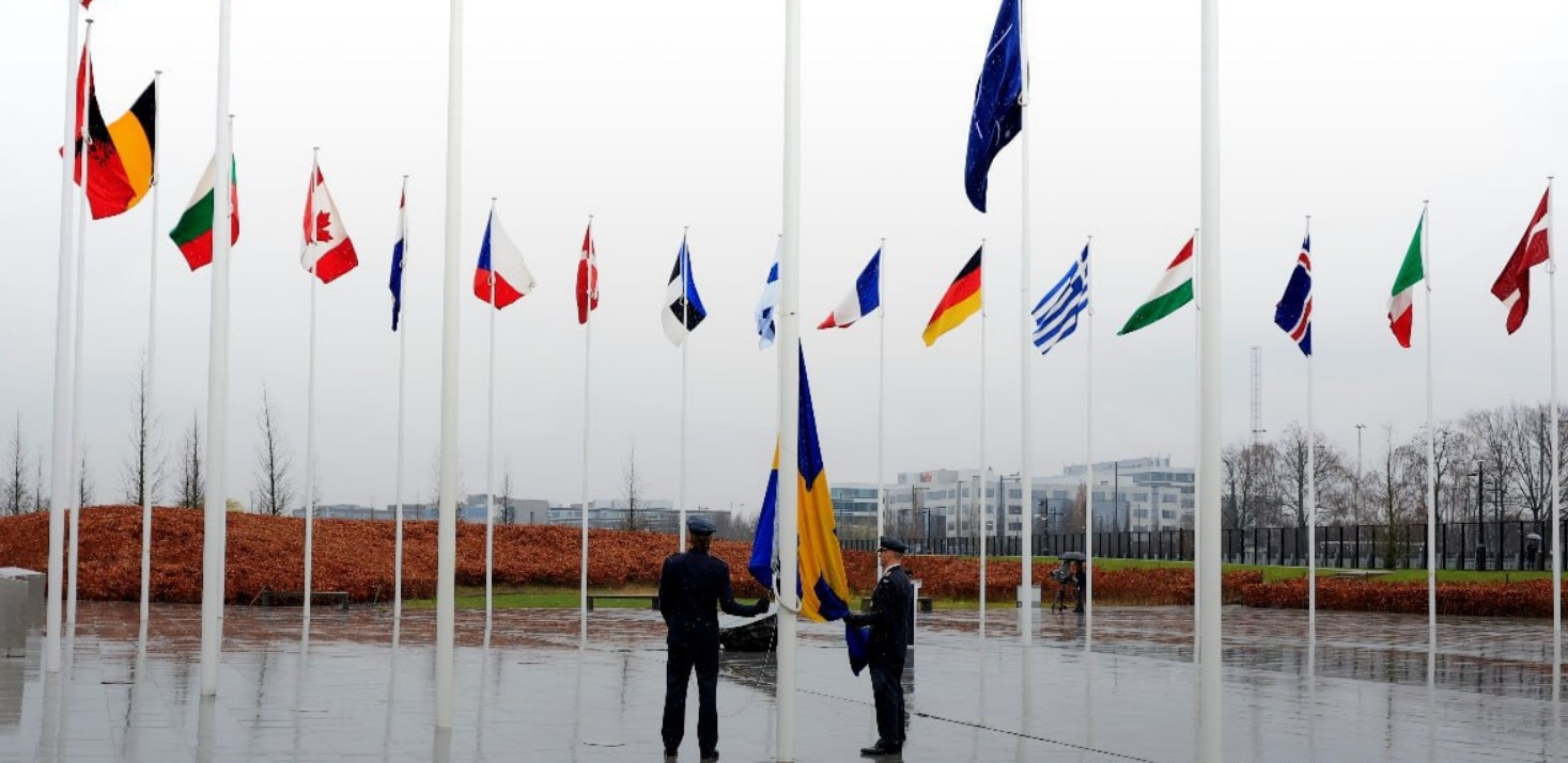 Підняття шведського прапора біля штаб-квартири НАТО. Джерело: соцмережі