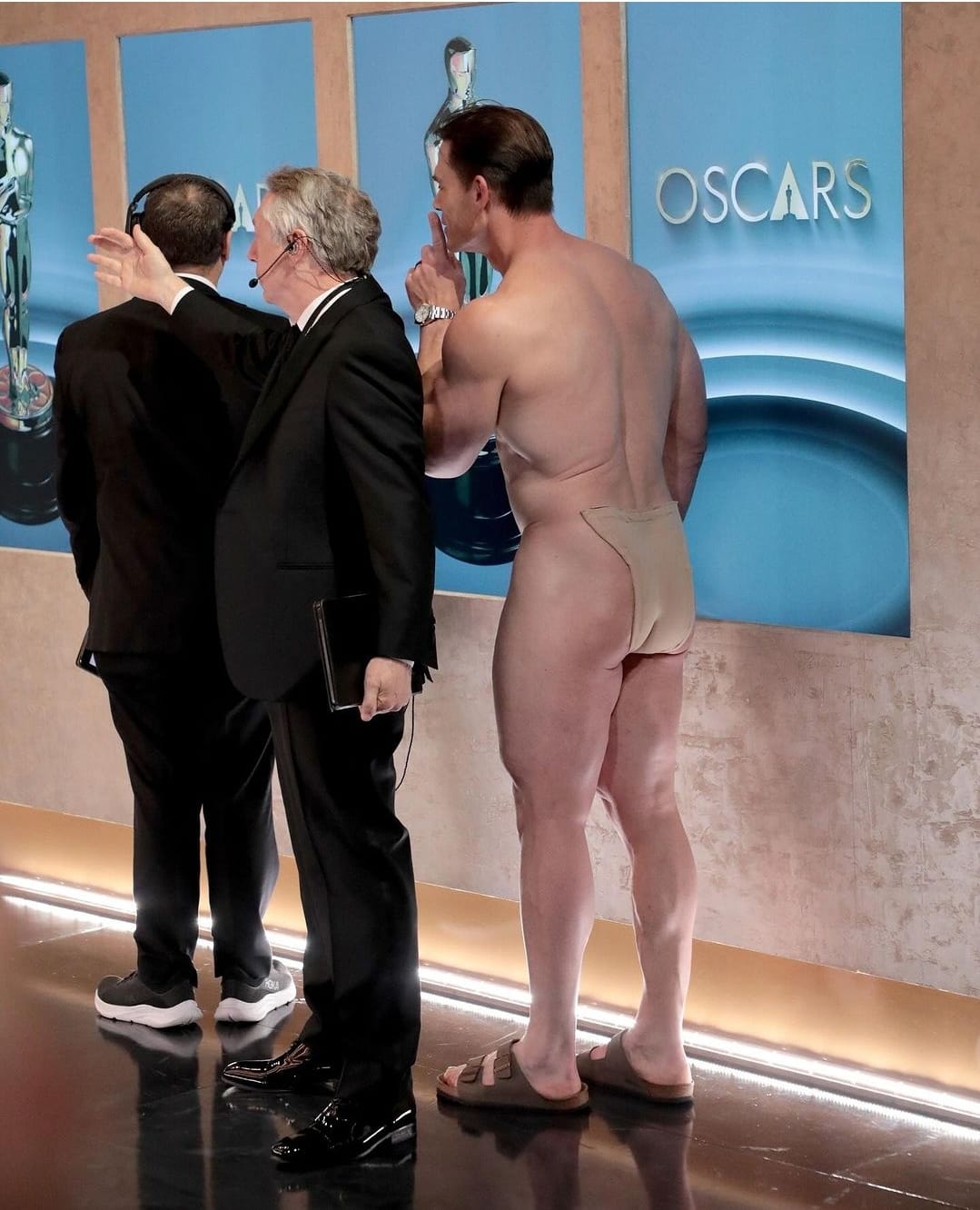 Голий Джон Сіна перед виходом на сцену "Оскара"
