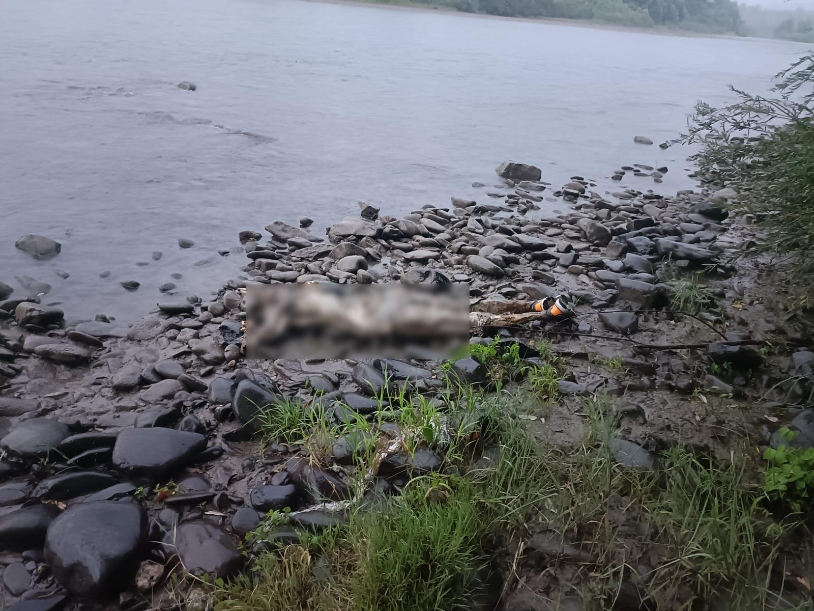 На березі Тиси виявили тіло потопельника