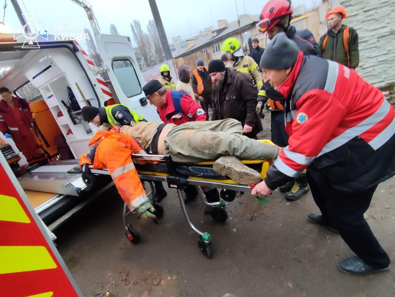 У Києві будівельник упав у чотириметровий котлован