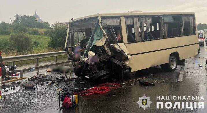 Масштабна ДТП за участі вантажівки і автобуса біля Львова