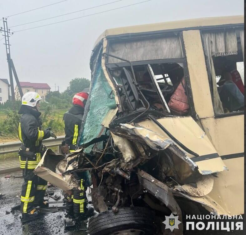 Масштабна ДТП за участі вантажівки і автобуса біля Львова