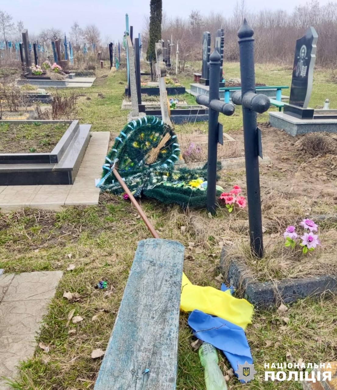 На Житомирщині чоловік через ревнощі розтрощив могилу військового