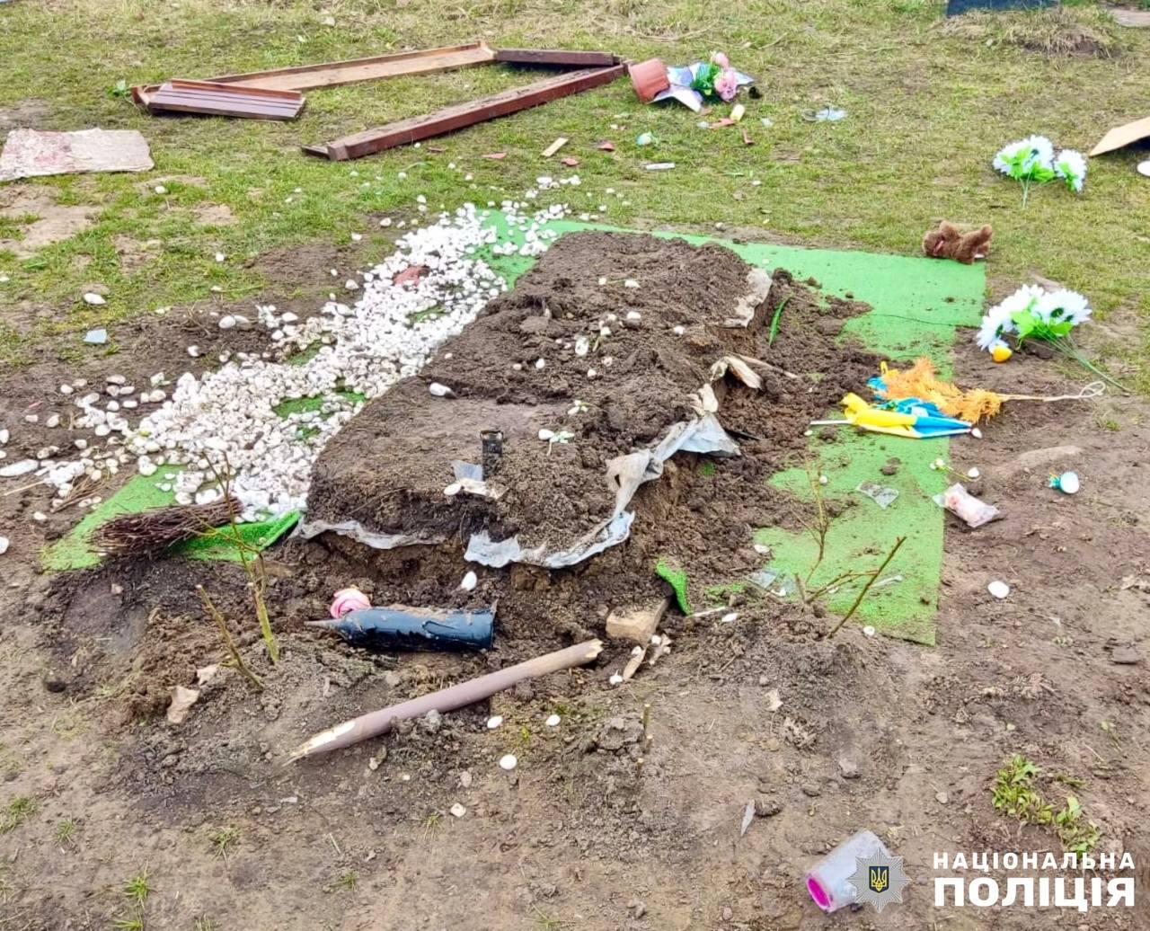 На Житомирщині чоловік через ревнощі розтрощив могилу військового