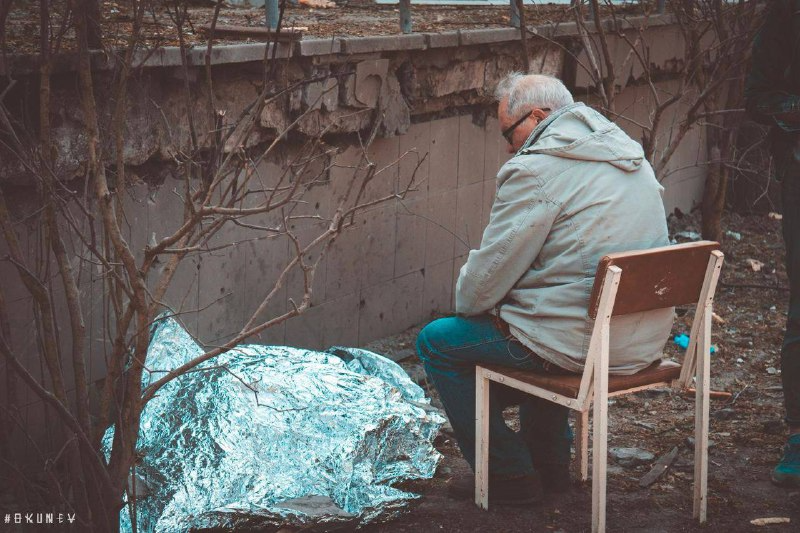 Ддусь сидить біля загиблої онуки в Києві