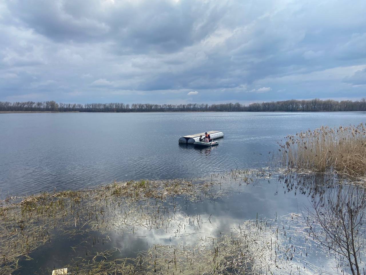 двоє дівчат посеред річки