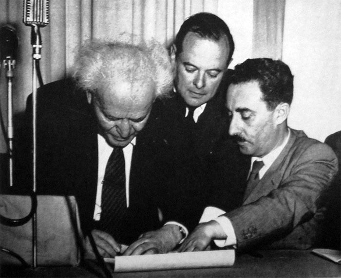 Давид Бен-Гуріон підписує Декларацію незалежності Ізраїлю (крайній справа — Моше Шарет, другий, після Бен-Гуріона, прем'єр-міністр Ізраїлю