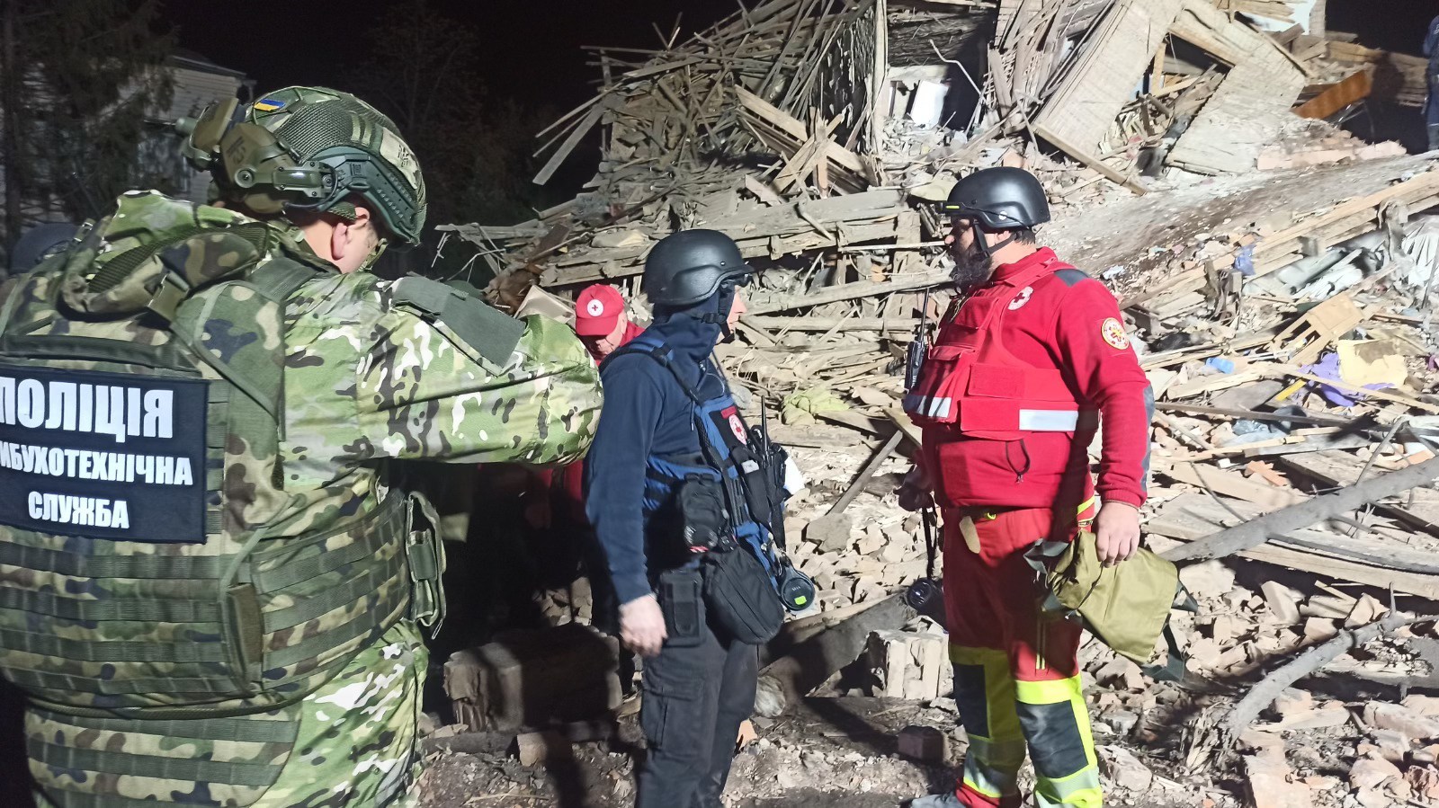 Рашисти вдарили по місцю дислокації поліції у Харкові: загинув полковник, багато поранених (фото)